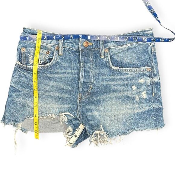 WE THE FREE Women’s Blue Distressed Good Times Relaxed Cutoff Denim Shorts Mid R - Picture 7 of 7